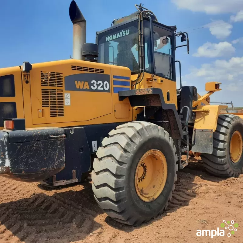 PÁ CARREGADEIRA KOMATSU WA-320 ANO 2013 